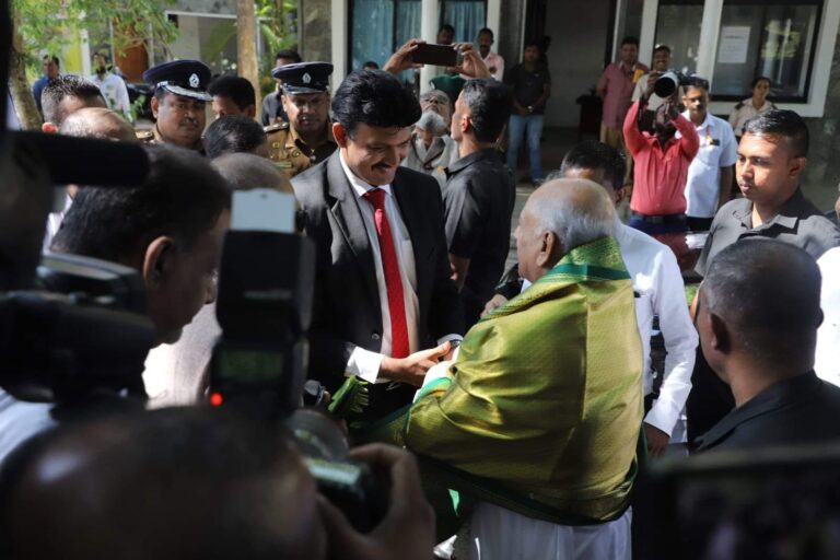 அம்பாறையில் பிரதமர், கிழக்கு ஆளுநர் உள்ளிட்ட குழுவினர் வரவேற்பு