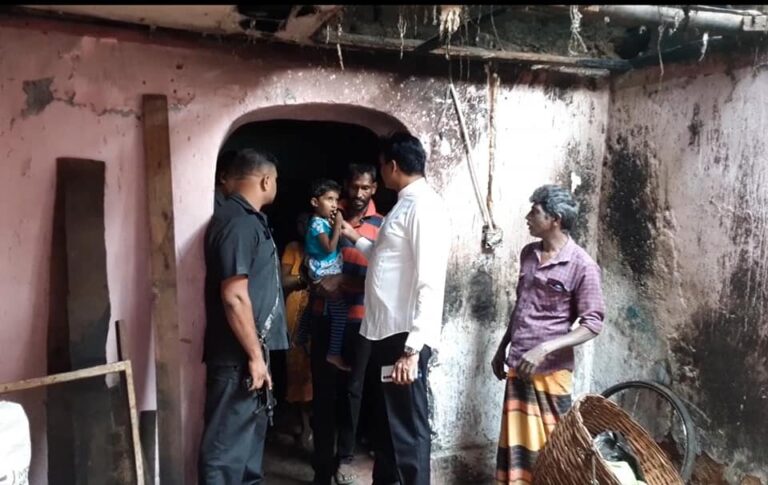 கவரவில தோட்ட தீ விபத்தில் பாதிக்கப்பட்ட மக்களை சந்தித்து ஆறுதல் கூறிய இ.தொ.கா தலைவர்