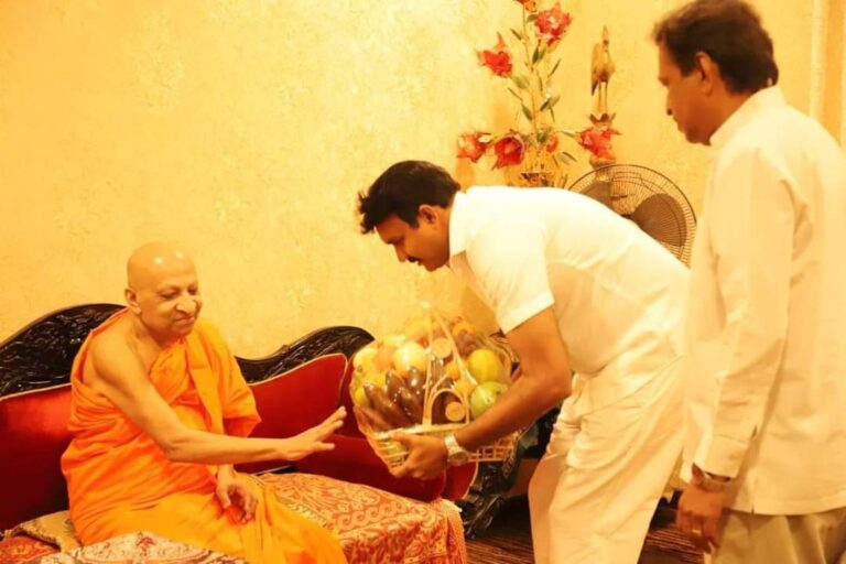 அவதூறுகளை புறந்தள்ளி ஆசி பெற்ற ஆளுநர்