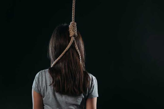 Girl-Hanging-Rope-1