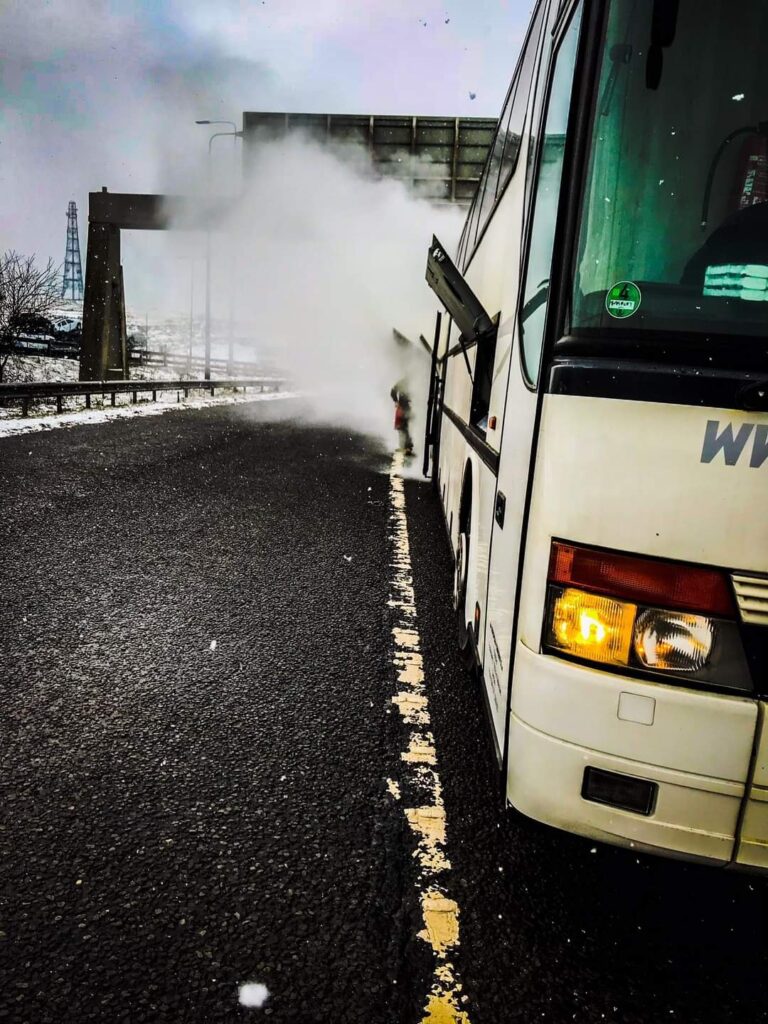 தெற்கு அதிவேக வீதியில் தீ பிடித்த பஸ்