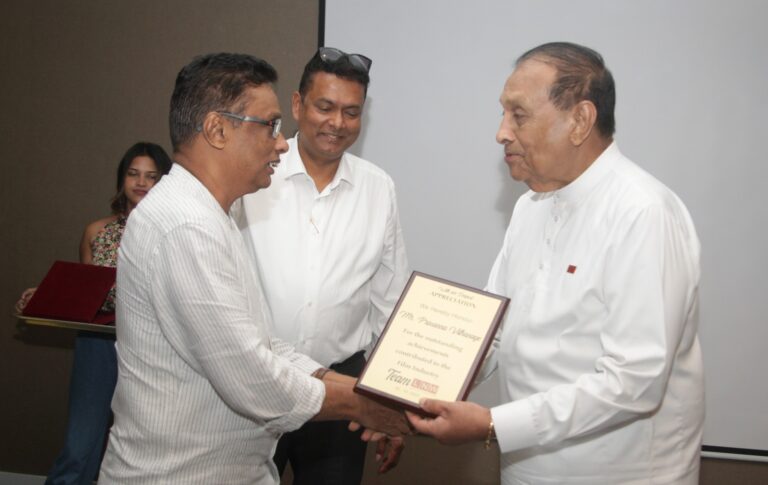 பிரசன்ன விதானகேவை கௌரவித்த LNW குழு