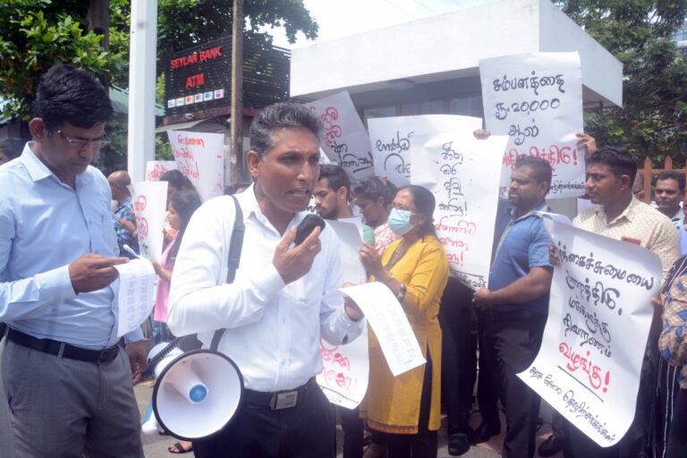 சம்பள உயர்வு கோரி அரச ஊழியர்கள் மதிய உணவு நேரத்தில் போராட்டம்!