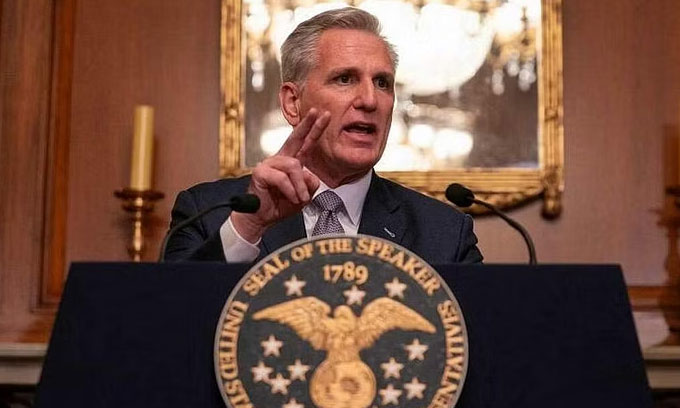 அமெரிக்காவின் பிரதிநிதிகள் சபையின் சபாநாயகர் பதவியில் இருந்து கெவின் மெக்கார்தி நீக்கம்