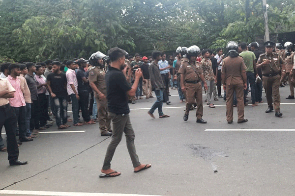 பேராதனையில் மாணவர்கள் மீது தாக்குதல், 8 பேர் வைத்தியசாலையில்