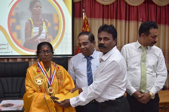 சாதனை பெண் அகிலத்திரு நாயகிக்கு பாராட்டு விழா