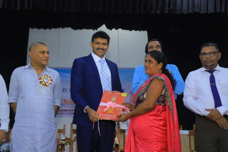 சம்மாந்துறையில் 238 குடும்பங்களுக்கு காணி உறுதி