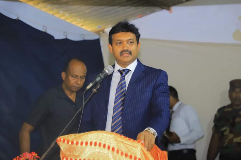 மலையக மக்களைக் கௌரவித்து இந்தியா வெளியிடும் முதல் முத்திரை: செந்தில் தொண்டமானுக்கு கையளிப்பு