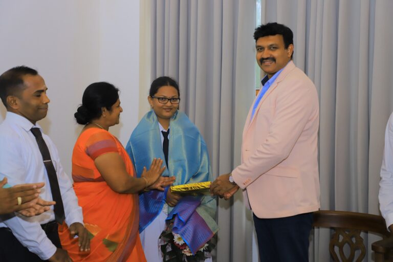 அகில இலங்கை ரீதியில் ஆறாம் இடம் பெற்ற திருமலை மாணவிக்கு கிழக்கு  ஆளுநர் பாராட்டு