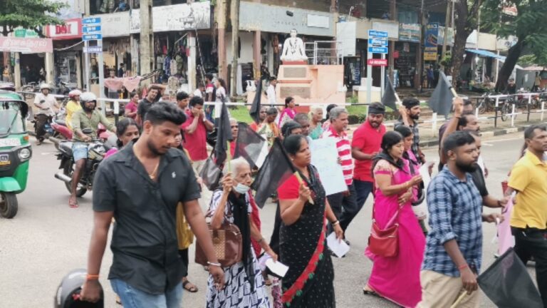 ஊடக அடக்குமுறைகளுக்கு எதிராக கிளர்ந்தெழுந்த ஊடகவியலாளர்கள் வவுனியாவில் ஆர்ப்பாட்டம்