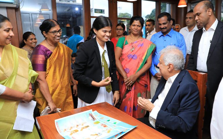 யாழ். வந்த ஜனாதிபதி ரியோவில்ஐஸ் கிரீம் சுவைக்கவும் மறக்கவில்லை!