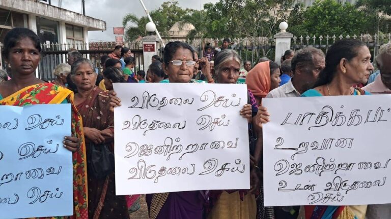 கடும் மழையை பொருட்படுத்தாமல் பொலிஸாருக்கு எதிராக போராட்டம்