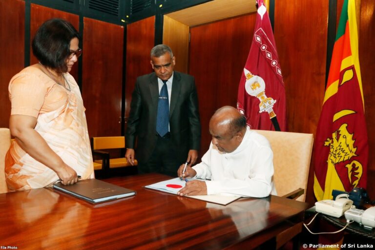 இரண்டு சட்டமூலங்களை சபாநாயகர் சான்றுரைப்படுத்தினார்