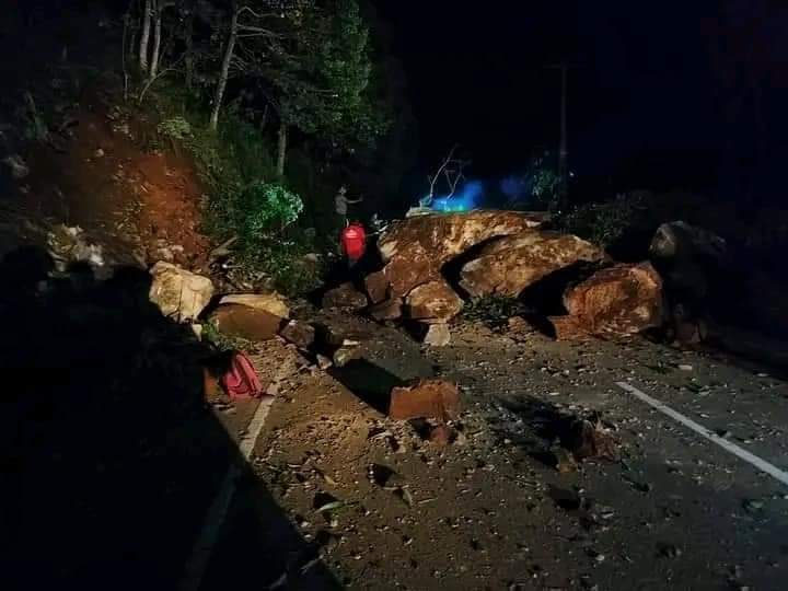 பாறை சரிந்து கொழும்பு – பதுளை வீதி போக்குவரத்து தடை