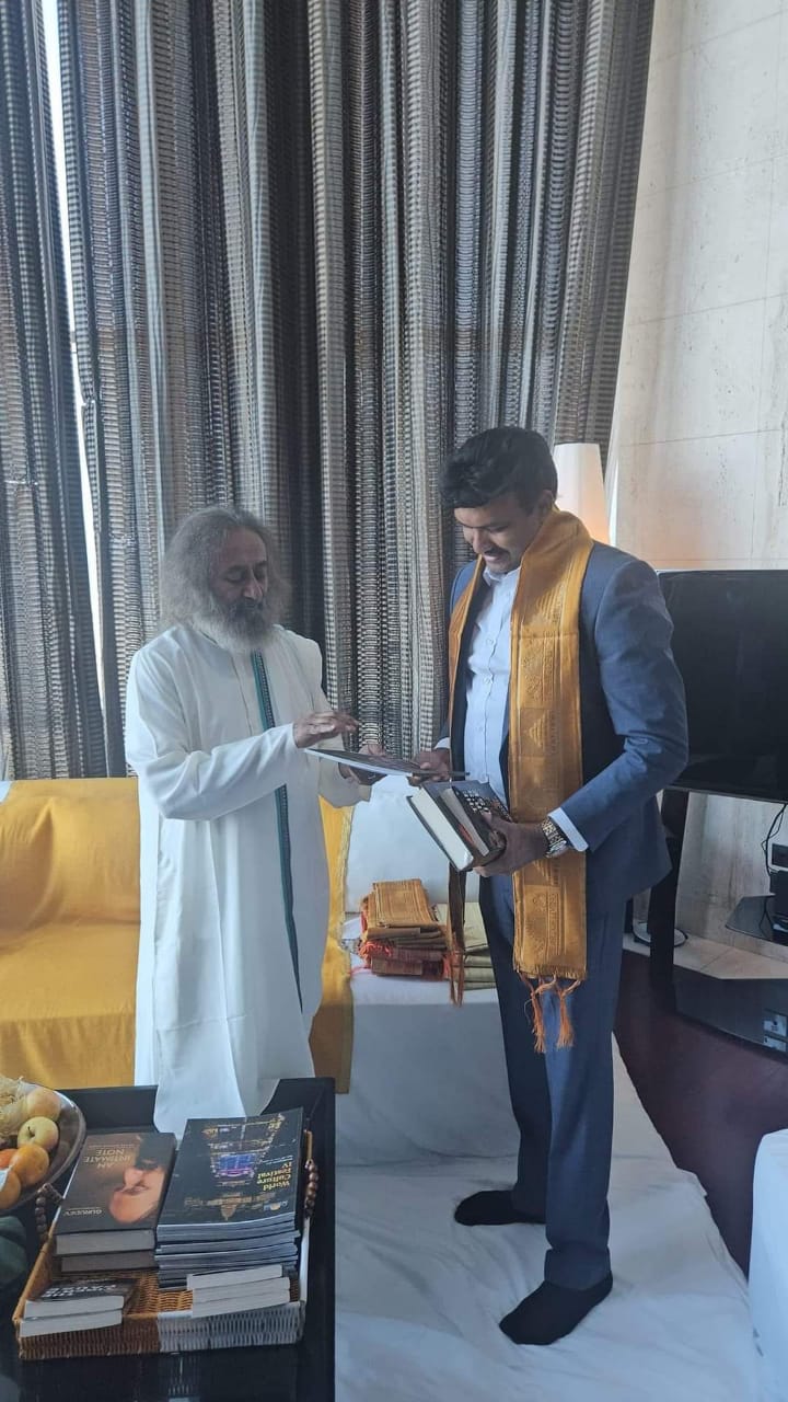 ஸ்ரீ ஸ்ரீ ரவிசங்கர் குருஜியை சந்தித்த கிழக்கு மாகாண ஆளுநர்!