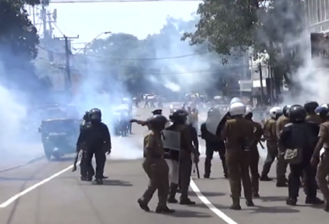 ஸ்ரீ ஜயவர்தனபுர பல்கலைக்கழக கல்விசாரா ஊழியர்களின் ஆர்ப்பாட்டம் மீது பொலிஸார் கண்ணீர்ப்புகை பிரயோகம்