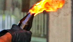 மண்டைதீவு பொலிஸ் காவலரண் மீது பெற்றோல் குண்டு வீச்சுத் தாக்குதல் – இருவர் கைது