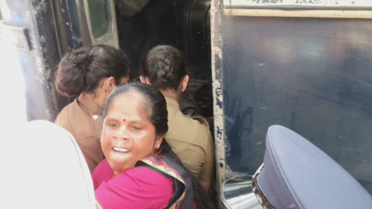 வன்னியில் ஜனாதிபதியை சந்திக்க முயன்ற தாய்மார் கைது