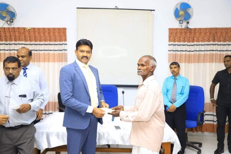 பாதிக்கப்பட்ட கால்நடை வளர்ப்பாளர்களுக்கு ஆளுநர் நிதி உதவி