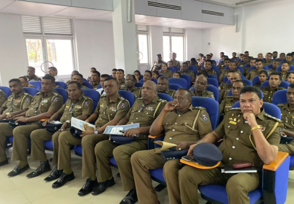 காவல்துறையினருக்கு தமிழ்மொழி கட்டாயம்