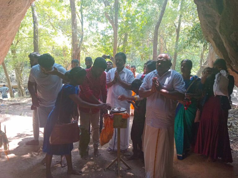 பொலிஸாரின் தடைகளை மீறி வெடுக்குநாறிமலை ஆதிலிங்கேஸ்வரர் ஆலயத்தில் வழிபாடு