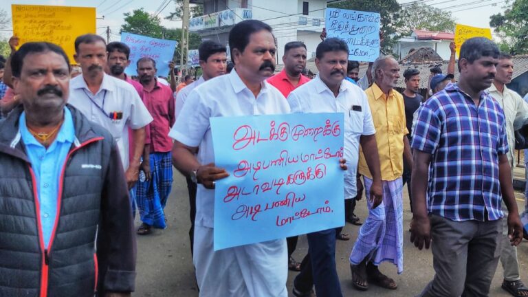 வெடுக்குநாறிமலை எங்கள் சொத்து ; வழிபாட்டு உரிமையைத் தடுக்காதே – ஆர்ப்பாட்டக்காரர்களால் முற்றுகை