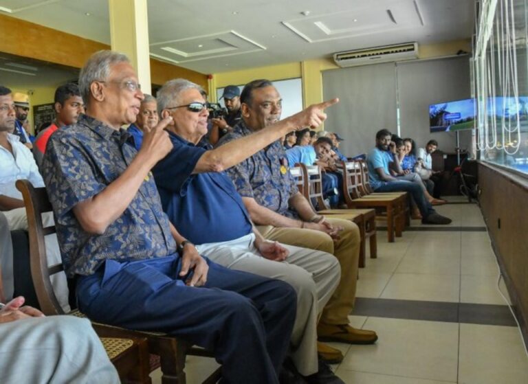 ரணிலுடன் இணைந்து கிரிக்கெட் போட்டியைப் பார்த்து இரசித்த சுமந்திரன்!