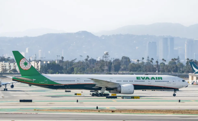 லண்டனுக்குச் சென்றுகொண்டிருந்த விமானத்தில் பதற்றம் – உயிரை மாய்த்துக்கொள்ள முற்பட்ட பயணி