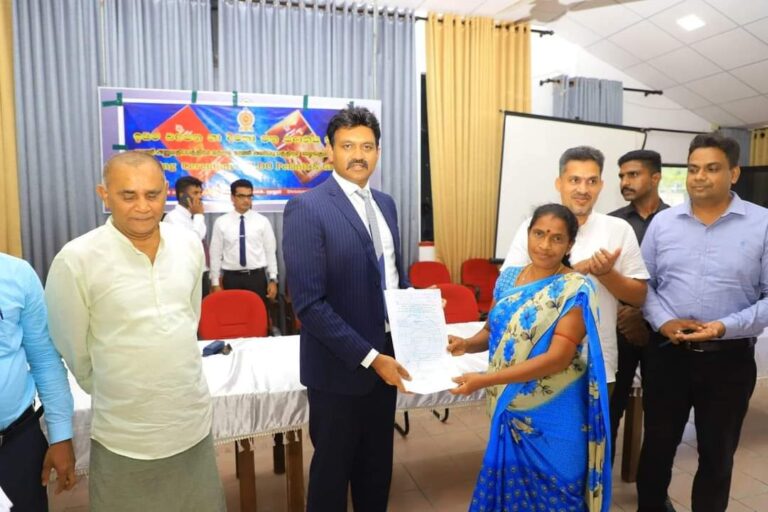 மூதூர் மக்களுக்கு காணி உரிமை வழங்கிய கிழக்கு ஆளுநர்