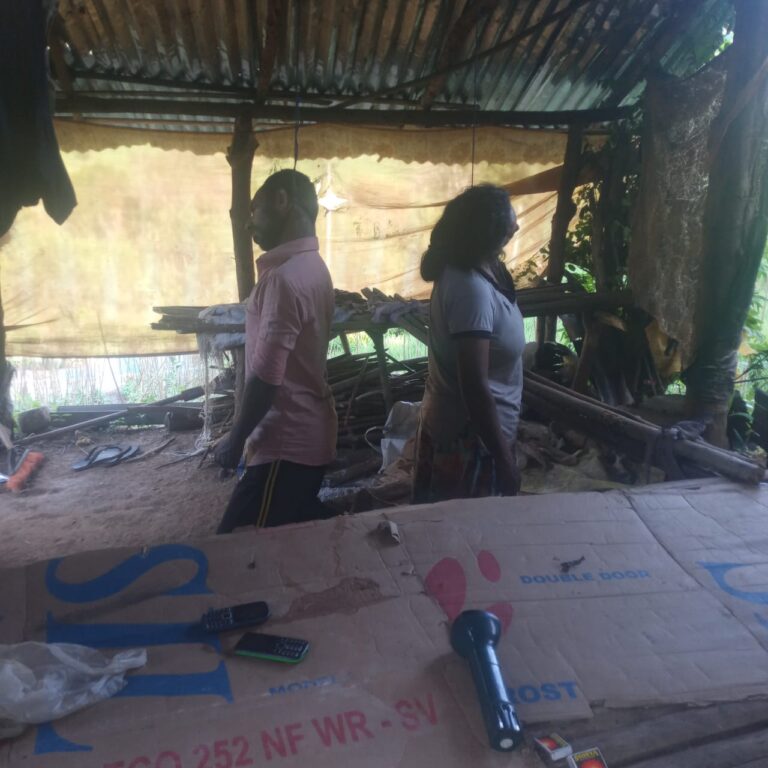 ஒரே வீட்டில் தூக்கில் தொங்கியவாறுஆணும் பெண்ணும் சடலங்களாக மீட்பு