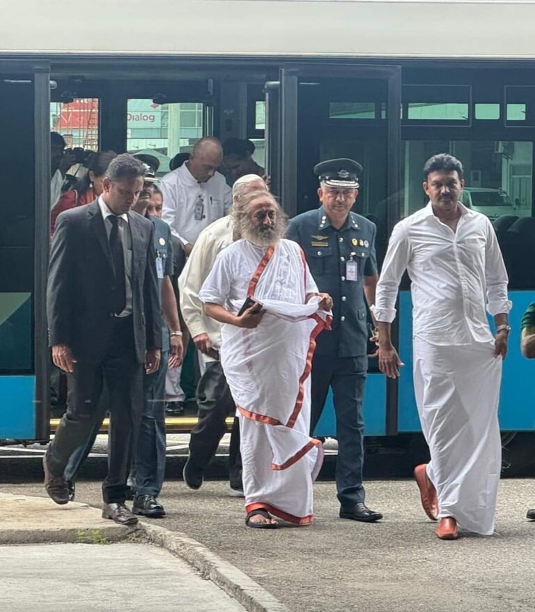 ஶ்ரீ ஶ்ரீ  ரவிசங்கர் குருஜியை வரவேற்ற செந்தில் தொண்டமான்