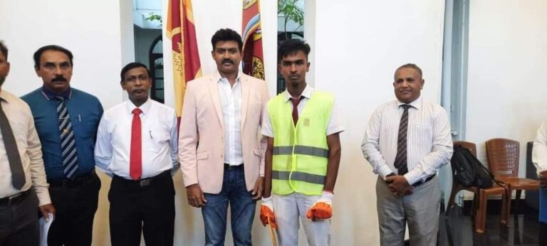 மாணவர்களுக்கு போக்குவரத்து பாதுகாப்பு உபகரணங்கள் வழங்கிய கிழக்கு