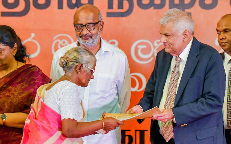 கிளிநொச்சி மாவட்ட மக்களுக்கு முழு உரிமையுடைய காணி உறுதிகள்