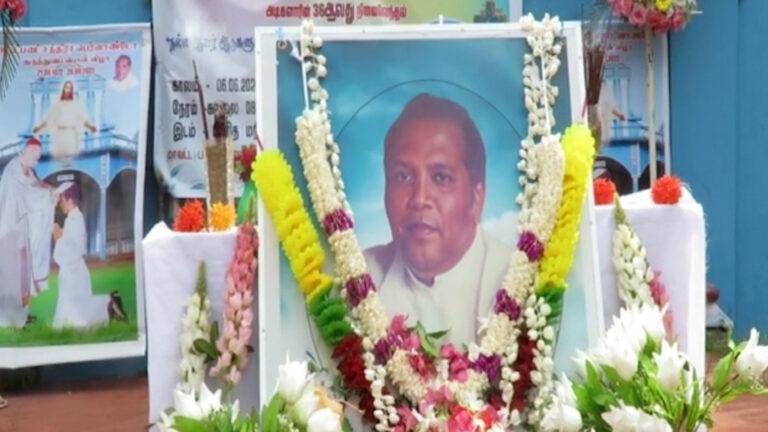 இந்திய இராணுவ தாக்குதலில் உயிரிழந்த கத்தோலிக்க பாதிரியாருக்கு அஞ்சலி