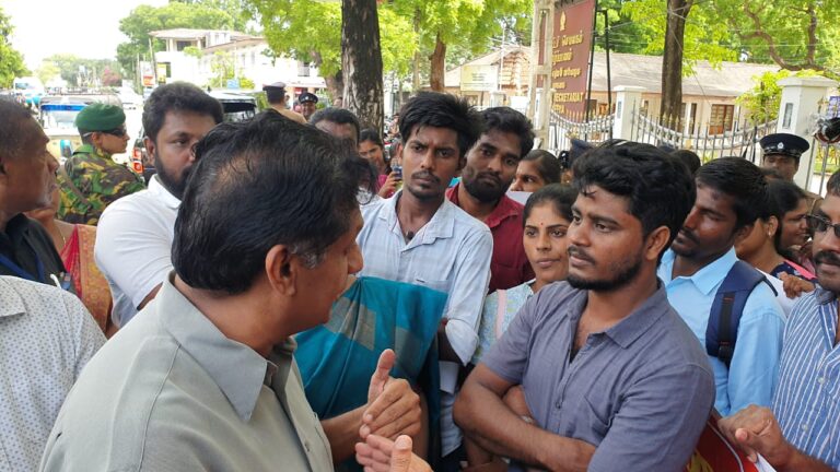 யாழில் போராட்டத்தில் ஈடுபட்டபட்டதாரிகளைச் சந்தித்த சஜித்