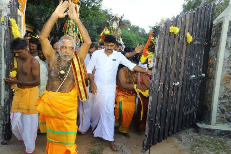 கதிர்காம பக்தர்கள் மகிழ்ச்சியில் – தடை வழியை திறந்தார் ஆளுநர் செந்தில்