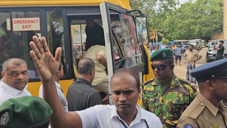 யாழில் ஊடகவியலாளர்களை மிரட்டிய சஜித்தின் பாதுகாப்புப் பிரிவு!  