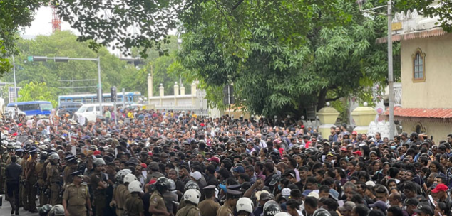 பல்கலைக்கழக கல்விசாரா ஊழியர்கள் போராட்டம் – லோட்டஸ் வீதியின் போக்குவரத்து பாதிப்பு!