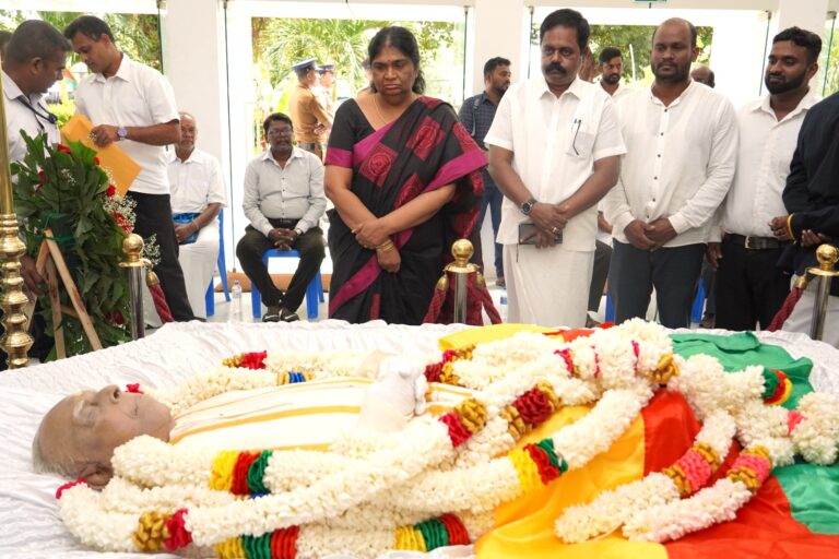 சம்பந்தனின் புகழுடலுக்குவடக்கு ஆளுநர் அஞ்சலி!