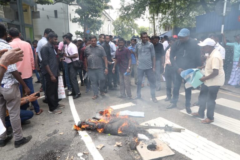 உருவ பொம்மை எரித்து கொழும்பில் இ.தொ.கா. ஆர்ப்பாட்டம்!