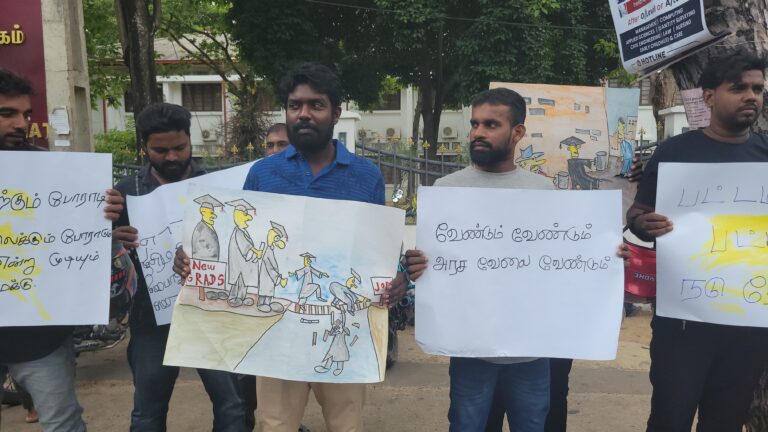 “பட்டம் வீட்டில் பட்டதாரிகள் நடு வீதியில்” – யாழ். மாவட்ட செயலகத்துக்கு முன்பாகப் போராட்டம்