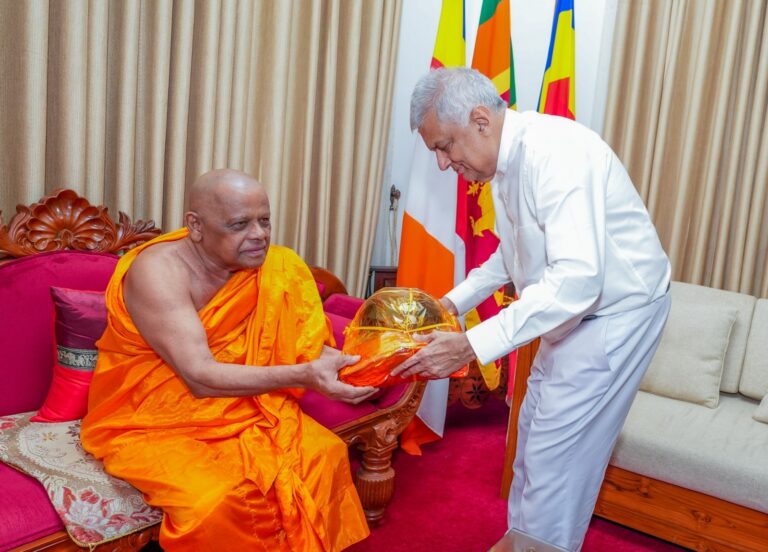 தலதா மாளிகையில் ஆசி பெற்றார் ரணில்