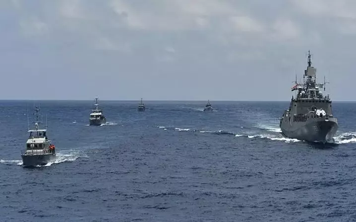 இந்திய போர்க்கப்பல் கொழும்பு துறைமுகத்தில் – 3 சீன போர்க்கப்பல்களும் வருகை