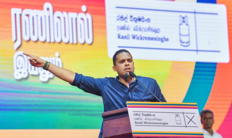 கையிலிருக்கும் கிளியை விட்டுவிட்டு மரத்திலிருக்கும் குருவியைப் பிடிக்க முயலாதீர்கள் – பிரசாரக் கூட்டத்தில் ஹரின்