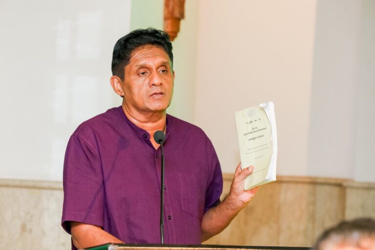 பச்சை யானையும் சிவப்பு யானையும் ஒரே அணியில்