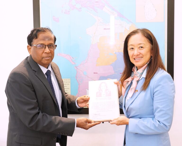 வடக்கில் அரசியல்வாதிகளால் திட்டமிட்டு சூறையாடப்படுகின்றன கனிய வளங்கள் – அமரிக்கத் தூதுவரிடம் ஆளுநர் முறையீடு!