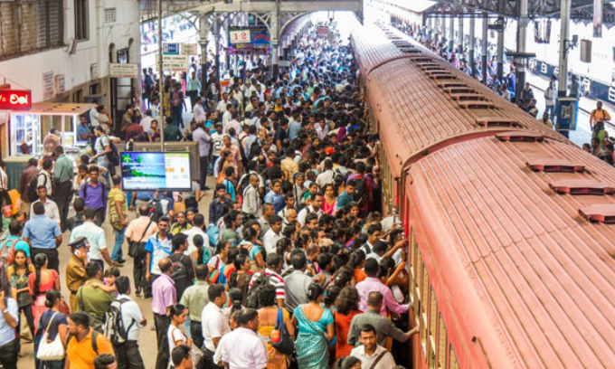 வாக்களிக்க கிராமங்களுக்குச் செல்லும் மக்களின் வசதிக்காக ரயில் சேவை