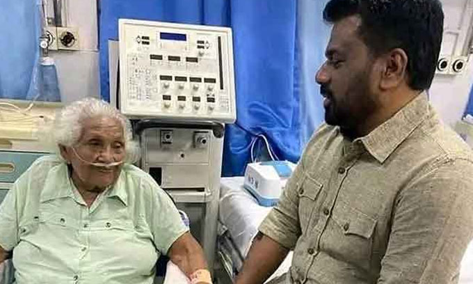 அனுராதபுரம் போதனா வைத்தியசாலைக்கு தாயாரை சந்திக்க சென்ற ஜனாதிபதி