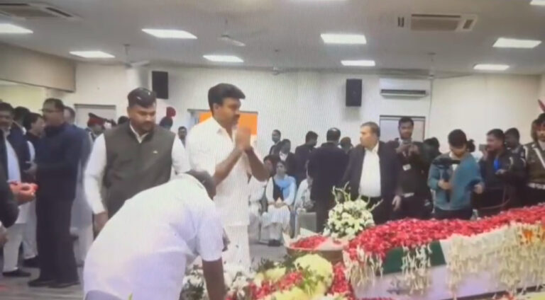 மன்மோகன் சிங்கின் பூதவுடலுக்கு இலங்கை தொழிலாளர் காங்கிரசின் தலைவர் செந்தில் தொண்டமான் நேரில் அஞ்சலி