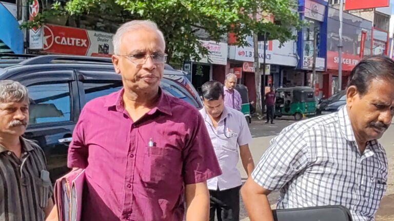 தமிழ்த் தேசியத்தை அழிக்கும் பணிகளைச் செய்யாதே – தமிழரசுக் கட்சியின் மத்திய குழுக் கூட்ட வாயிலில் காட்சியளித்த பதாதை